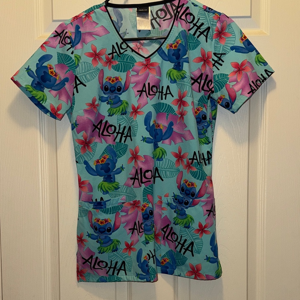 Colorful Aloha Stitch Print Scrub Top